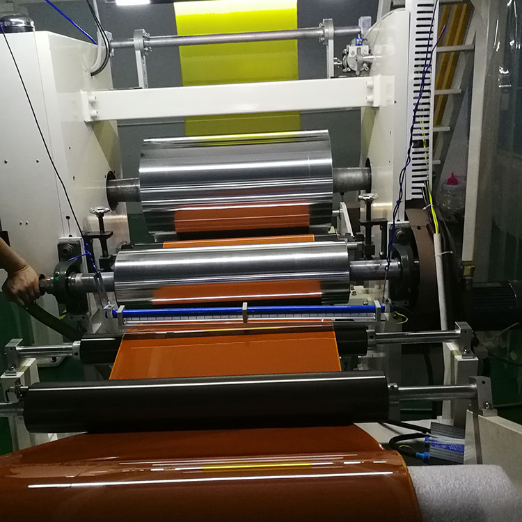 20世纪50年代出现了第一个刮刀式涂布机专利.